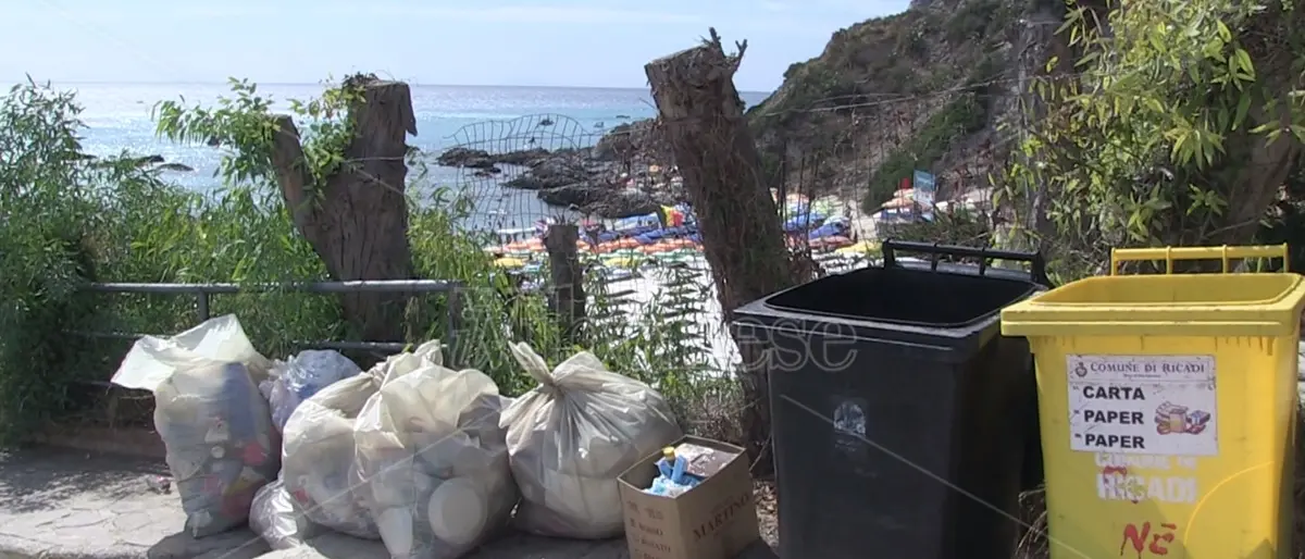 Capo Vaticano: i rifiuti alle spalle delle spiagge fra le più belle d'Italia - Video