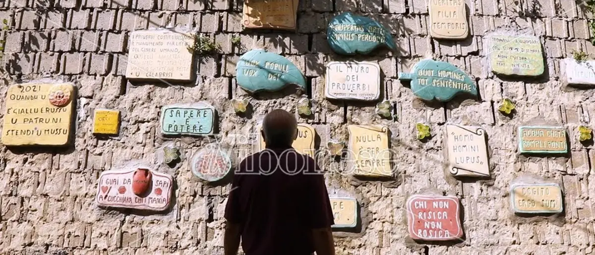 A Zungri le opere di mastro Pino che incide i proverbi calabresi sui muri -Video