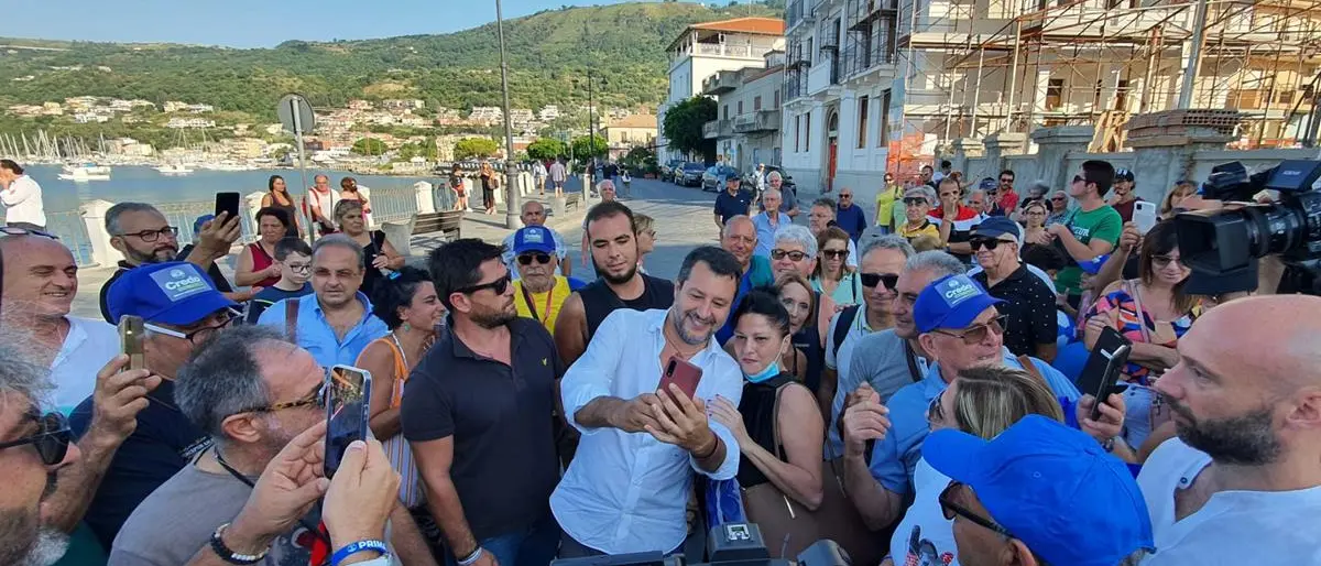 Salvini a Vibo Marina fra slogan, selfie, proposte e “frecciate” agli avversari