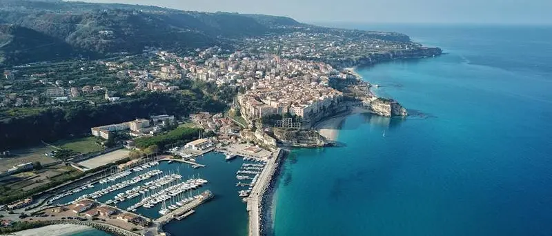 Inchiesta Maestrale: gli “agganci” di due arrestati con un capitano di vascello per l’ormeggio a Tropea