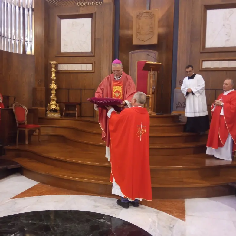 Festa di San Fortunato a Mileto: il gesto “particolare” di don Dicarlo al vescovo