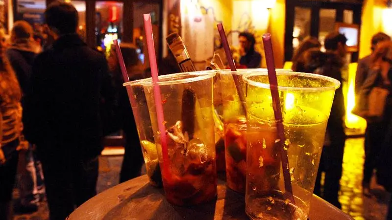 Bicchieri vuoti fotografati questa notte 10 aprile 2010 a Trastevere a Roma. Scende in campo da questo weekend, per tutti i fine settimana fino alla fine dell\\'estate, la task-force della Polizia municipale, in azione nei luoghi della movida romana. Delle 70 pattuglie che presidiano di notte la capitale, circa 50 con 150 agenti controllano i luoghi pi\\u02D8 frequentati dai giovani il fine settimana. In tutto sono impiegati 210 uomini. Lampeggianti accesi e presenza costante degli agenti fanno da deterrente per le strade popolate dai ragazzi che entrano ed escono dai locali o si fermano a chiacchierare sorseggiando una birra sui marciapiedi. Il via alla task-force \\u00CB cominciato con il sopralluogo del comandante del corpo dei vigili urbani, Angelo Giuliani, del delegato del sindaco alla Sicurezza, Giorgio Ciardi e del delegato al Centro storico, Dino Gasperini. ANSA / CLAUDIO PERI / CRI , ANSA 