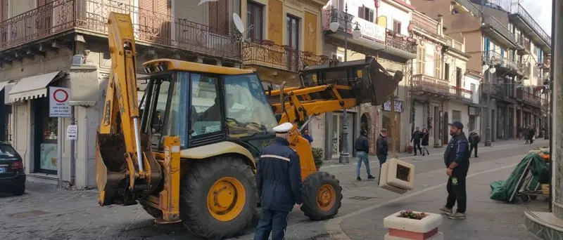 Il Comune di Vibo rimuove i pozzetti fognari usati come blocchi anti-terrorismo