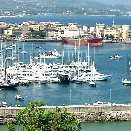 Incendio al porto di Vibo Marina, in fumo due barche in vetroresina