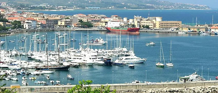 Incendio al porto di Vibo Marina, in fumo due barche in vetroresina