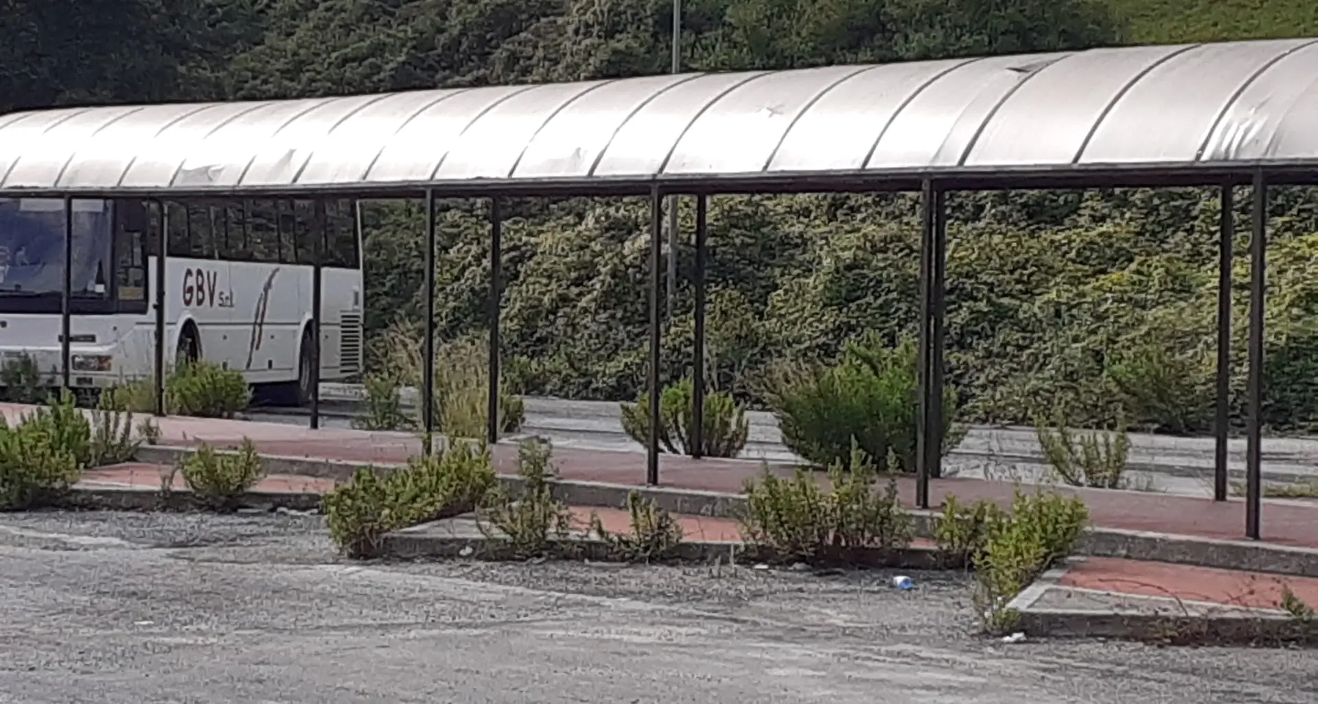 Vibo, in via degli Artigiani non solo traffico in tilt: il liceo Berto senza un’area di evacuazione perché il terminal bus è un cantiere inaccessibile\n
