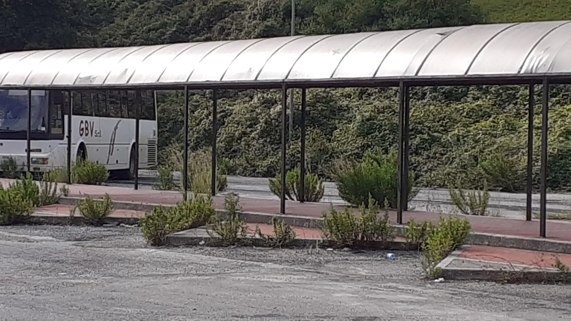 Vibo, in via degli Artigiani non solo traffico in tilt: il liceo Berto senza un’area di evacuazione perché il terminal bus è un cantiere inaccessibile\n