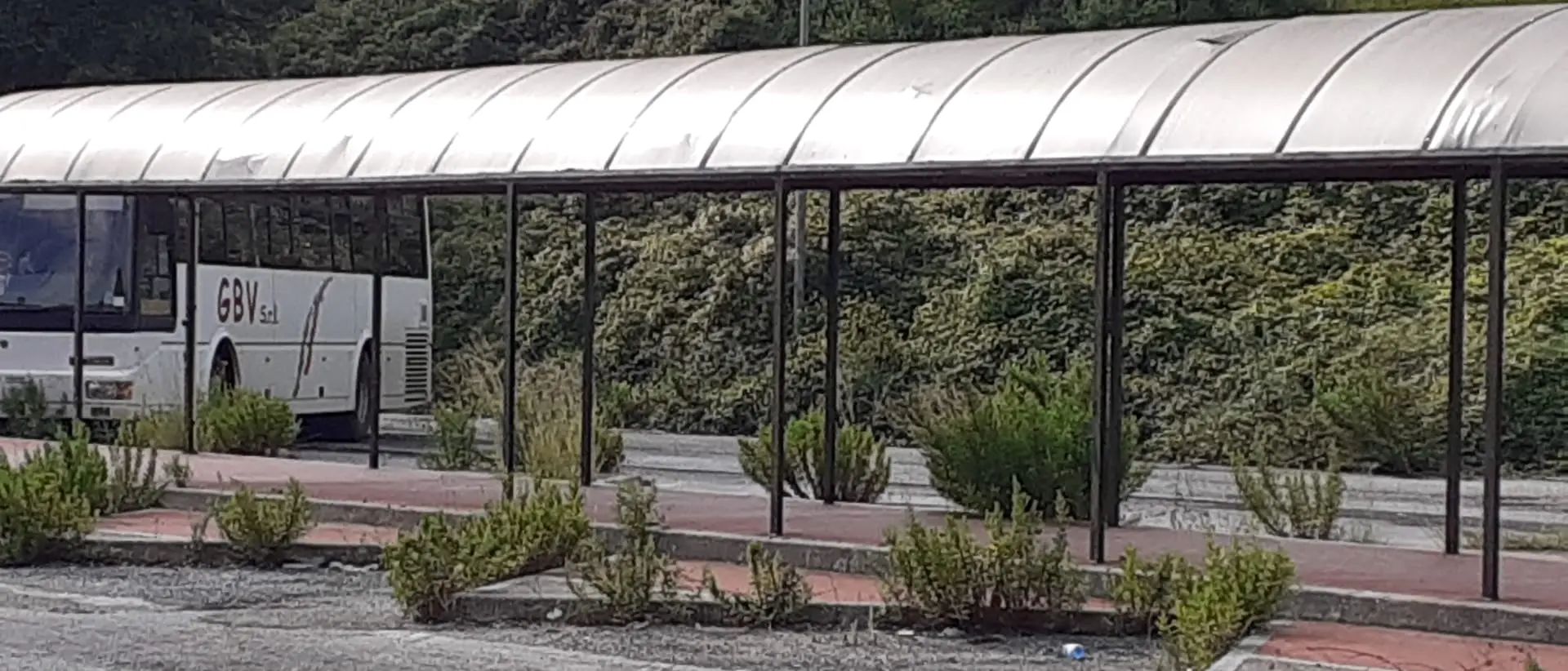 Vibo, in via degli Artigiani non solo traffico in tilt: il liceo Berto senza un’area di evacuazione perché il terminal bus è un cantiere inaccessibile\n