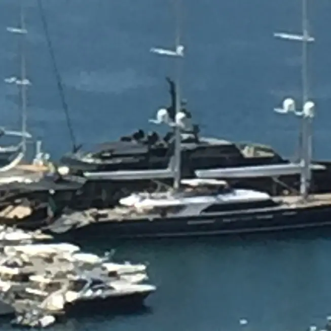 “Seven” e “Main”, due gioielli della nautica affiancati nel porto di Vibo Marina