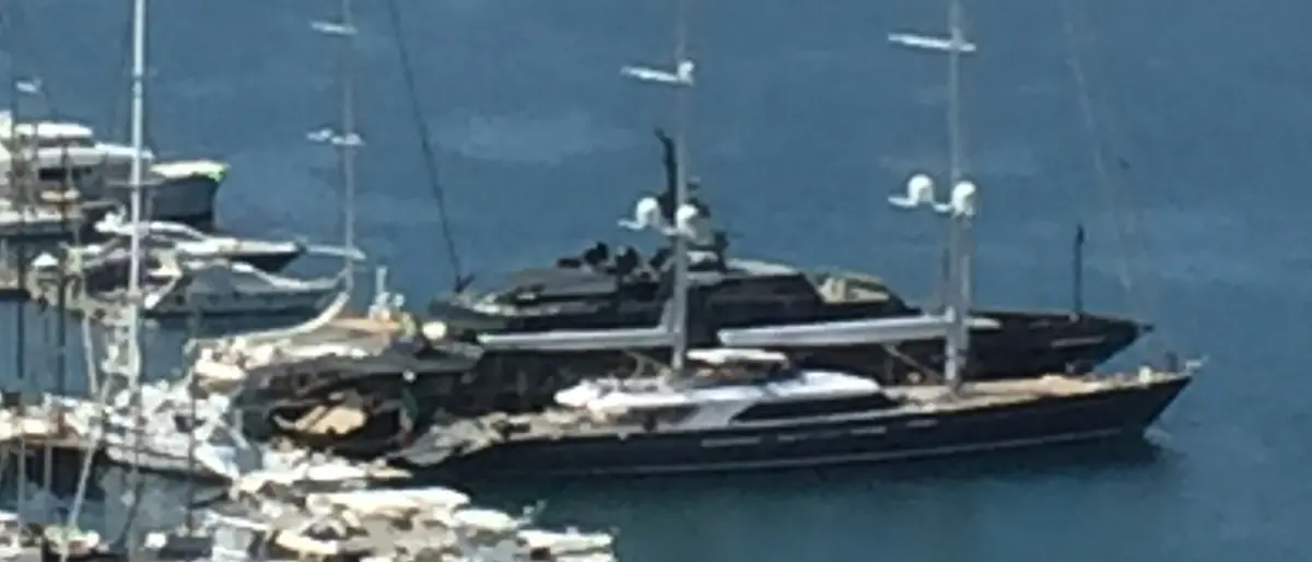 “Seven” e “Main”, due gioielli della nautica affiancati nel porto di Vibo Marina