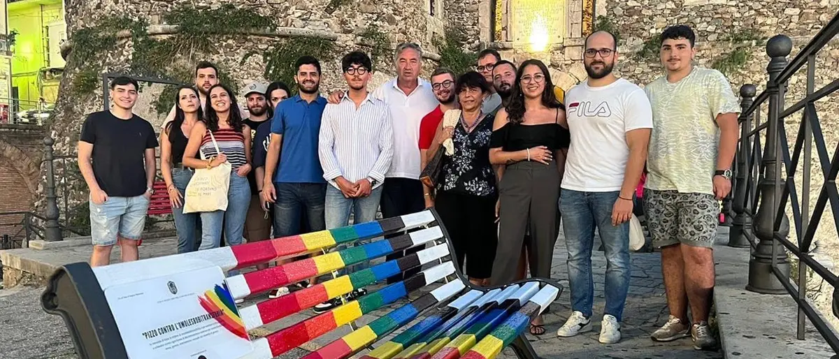 A Pizzo una panchina arcobaleno contro le discriminazioni di genere
