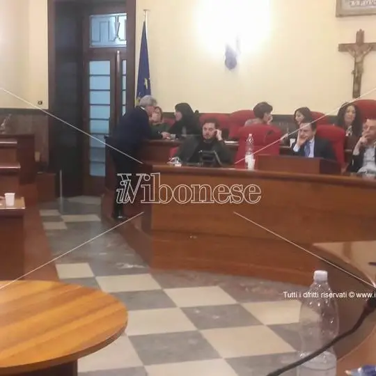 Il consiglio comunale di Vibo si stringe a Stefania Ursida dopo la prematura scomparsa della figlia (VIDEO)
