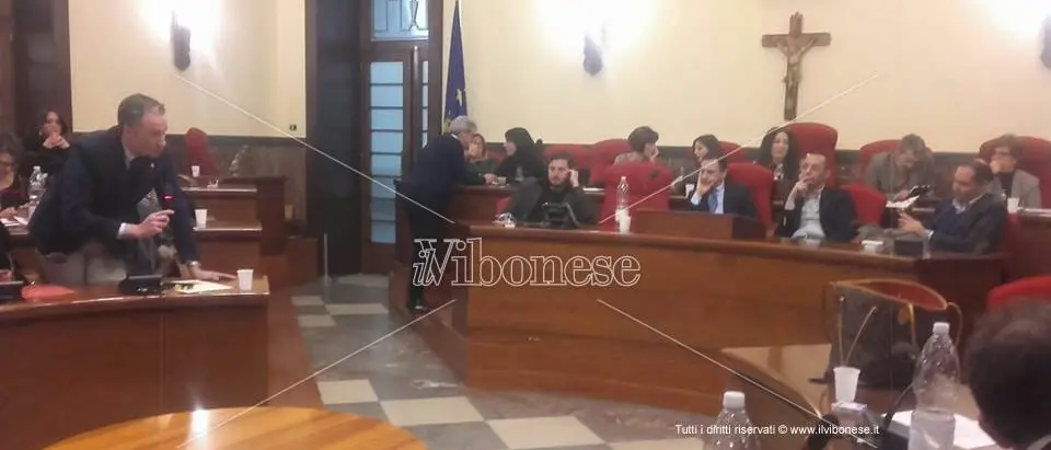 Il consiglio comunale di Vibo si stringe a Stefania Ursida dopo la prematura scomparsa della figlia (VIDEO)