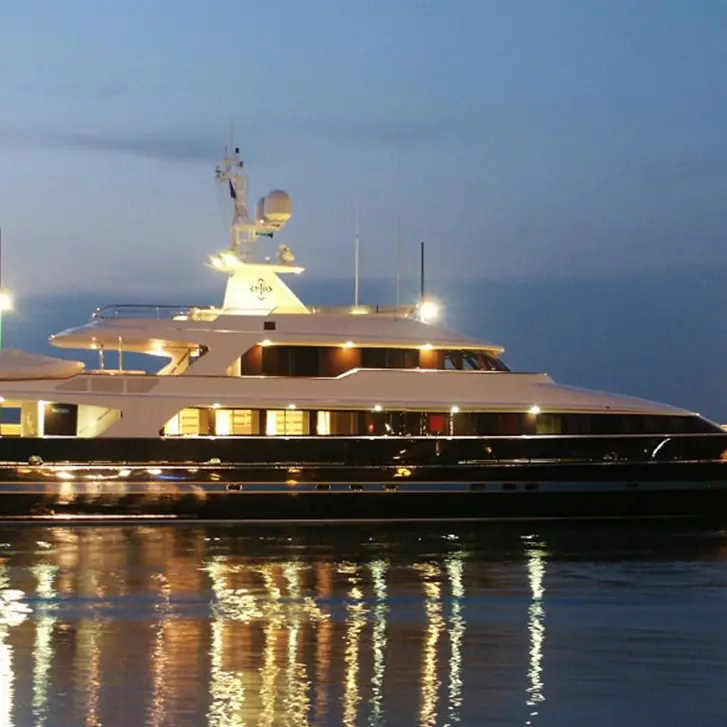 Dopo Armani arriva Valentino, il suo yacht nel porto di Vibo Marina