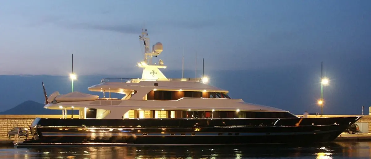 Dopo Armani arriva Valentino, il suo yacht nel porto di Vibo Marina