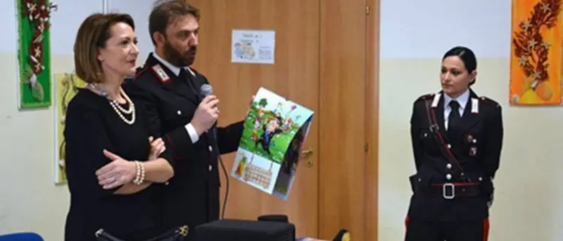 “Non solo smartphone”: i carabinieri presentano il calendario “a misura” di ragazzi