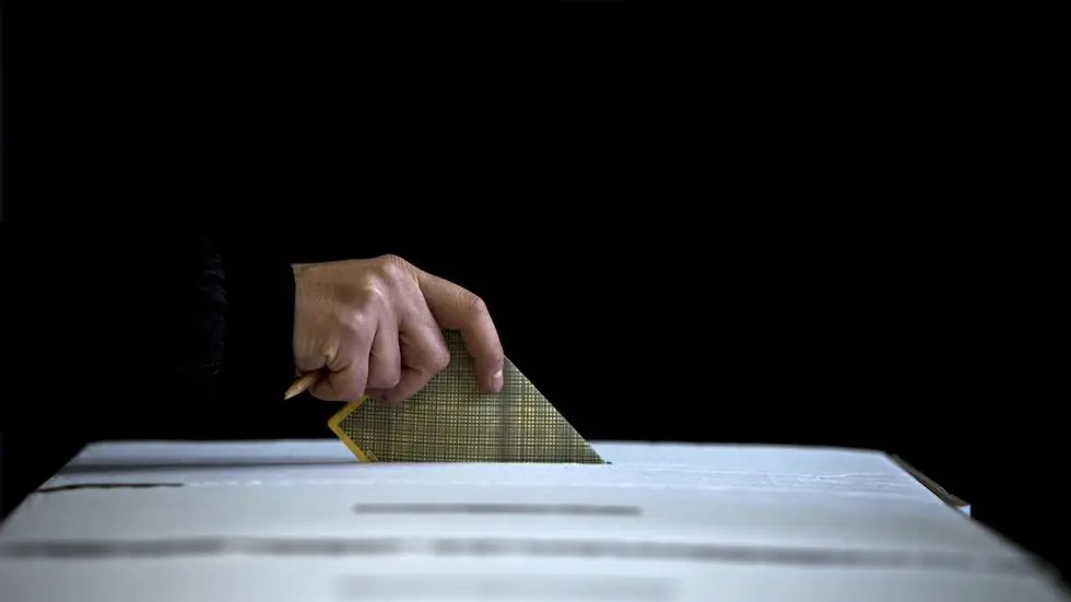 Operazioni di voto in un seggio elettorale a Roma, 24 febbraio 2013. ANSA/MASSIMO PERCOSSI , ANSA