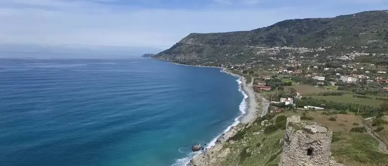 Joppolo, lavori alla Torre e al torrente Agnone: i dubbi dell’ex sindaco Vecchio