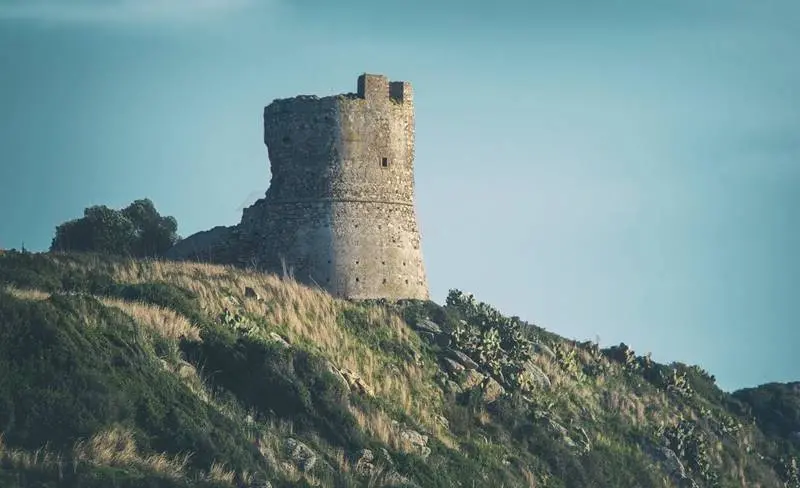 Torre Parnaso nel degrado, Nicotera alla Soprintendenza: «Joppolo la metta in sicurezza»