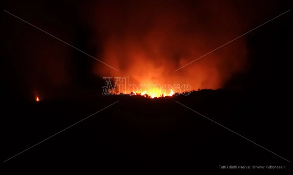 Vasto incendio sulla collina che sovrasta Santa Domenica di Ricadi - Video