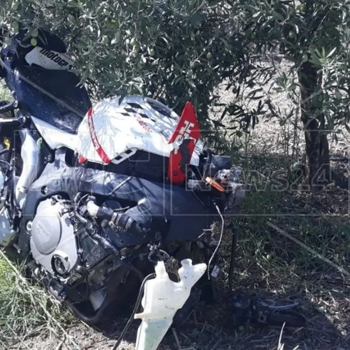 Tragico scontro tra un’auto e una moto nel Cosentino: un morto e due feriti