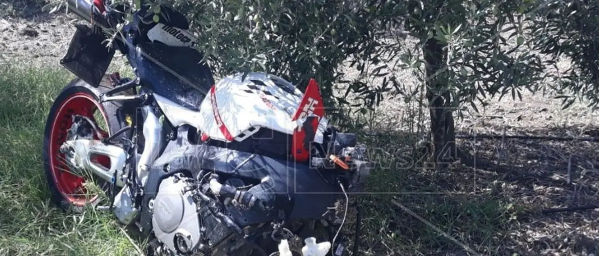 Tragico scontro tra un’auto e una moto nel Cosentino: un morto e due feriti