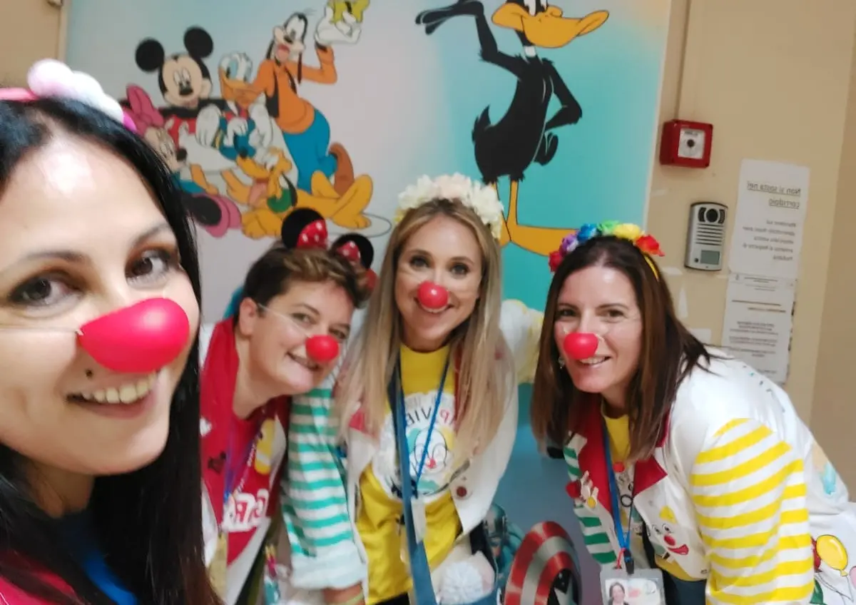 Ospedale di Vibo, i Clown Vip ritornano a fare sorridere i piccoli degenti - Foto