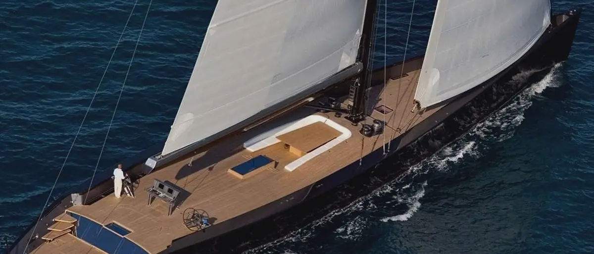 Al porto di Vibo Marina il fascino di “Esense”, fra le più belle barche a vela al mondo