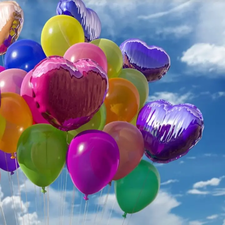 A Polia vietato lanciare palloncini, multe fino a 500 euro. Il sindaco: «Inquinano»