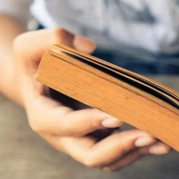 Un libro in regalo a tutti i diciottenni dal Comune di Zambrone