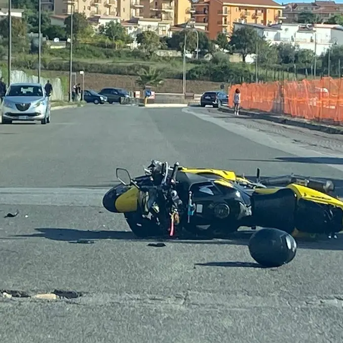 Vibo Valentia, scontro auto-moto: giovane trasferito in elisoccorso a Catanzaro