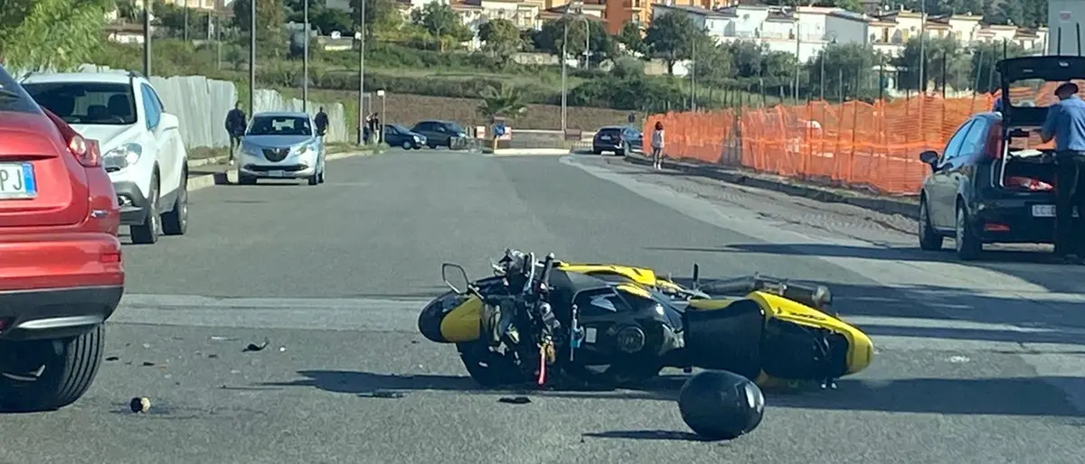 Vibo Valentia, scontro auto-moto: giovane trasferito in elisoccorso a Catanzaro