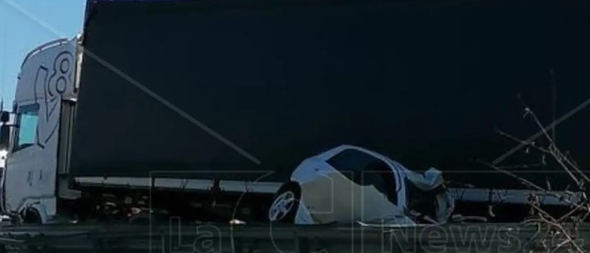 Scontro tra un camion e un’auto sulla statale 106: perde la vita una donna