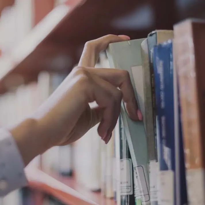 Il Paese che taglia i libri e amputa la memoria: non è miseria economica, è misera morale\n