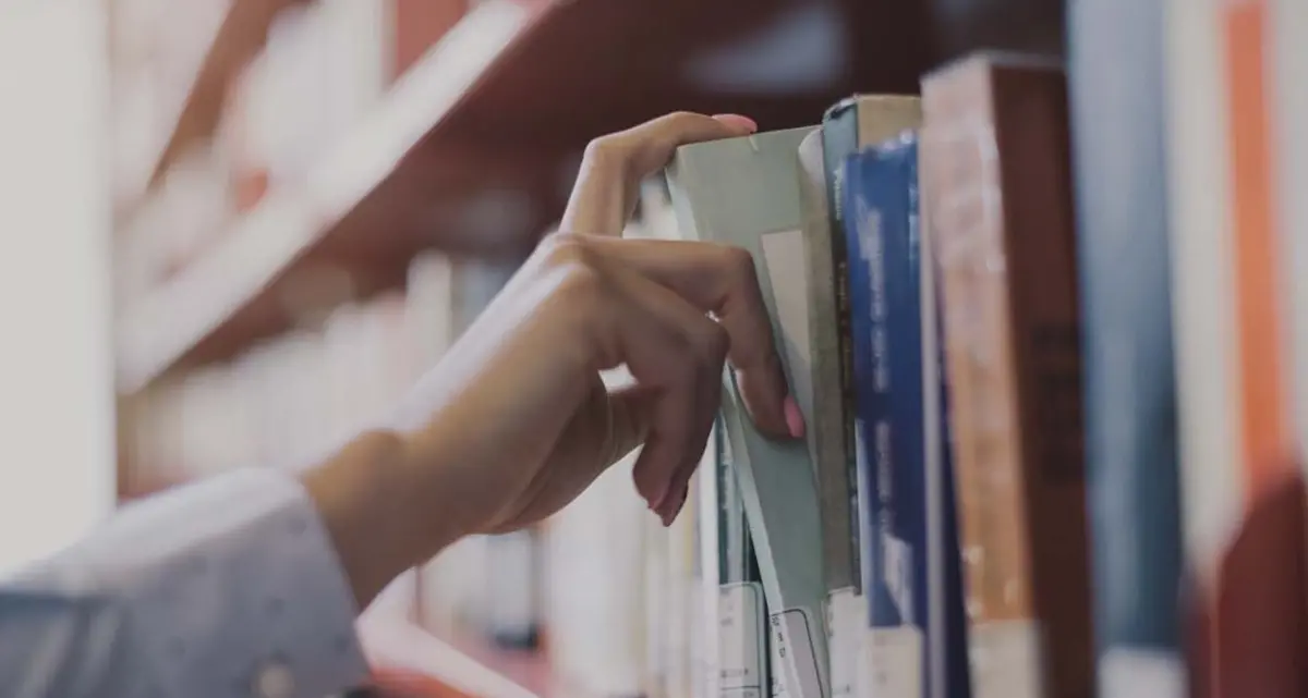 Il Paese che taglia i libri e amputa la memoria: non è miseria economica, è misera morale\n