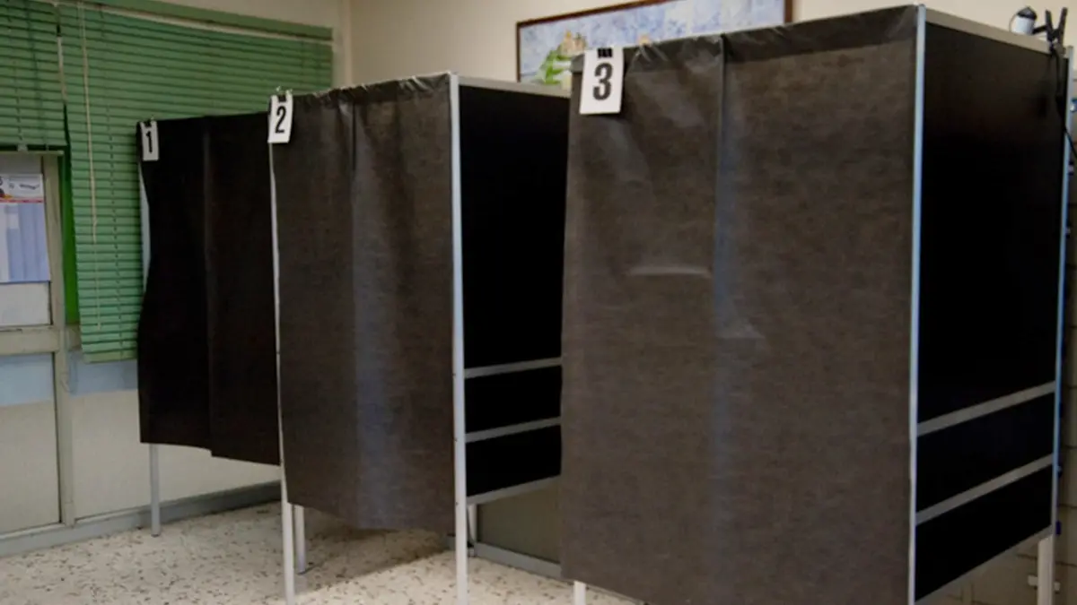 Elezioni: seggi scuola media fermi a Ancona. Foto Stefano Sacchettoni , ANSA