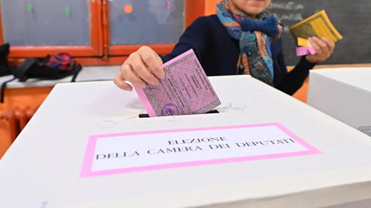 Cittadini al voto in occasione delle elezioni politiche presso il seggio di via vista 1 a Torino 25 settembre 2022 ANSA/ALESSANDRO DI MARCO , ANSA