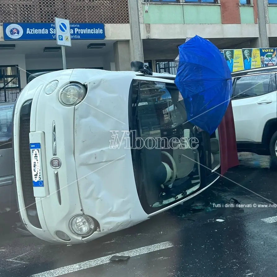 Incidente stradale a Vibo: auto rimane su una fiancata nei pressi dell’Asp