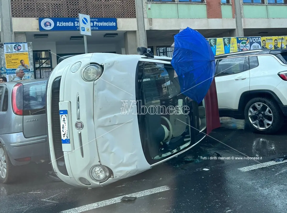 Incidente stradale a Vibo: auto rimane su una fiancata nei pressi dell’Asp