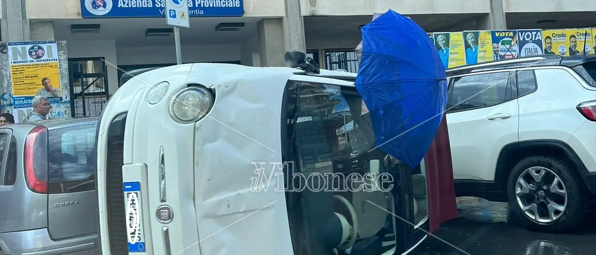 Incidente stradale a Vibo: auto rimane su una fiancata nei pressi dell’Asp