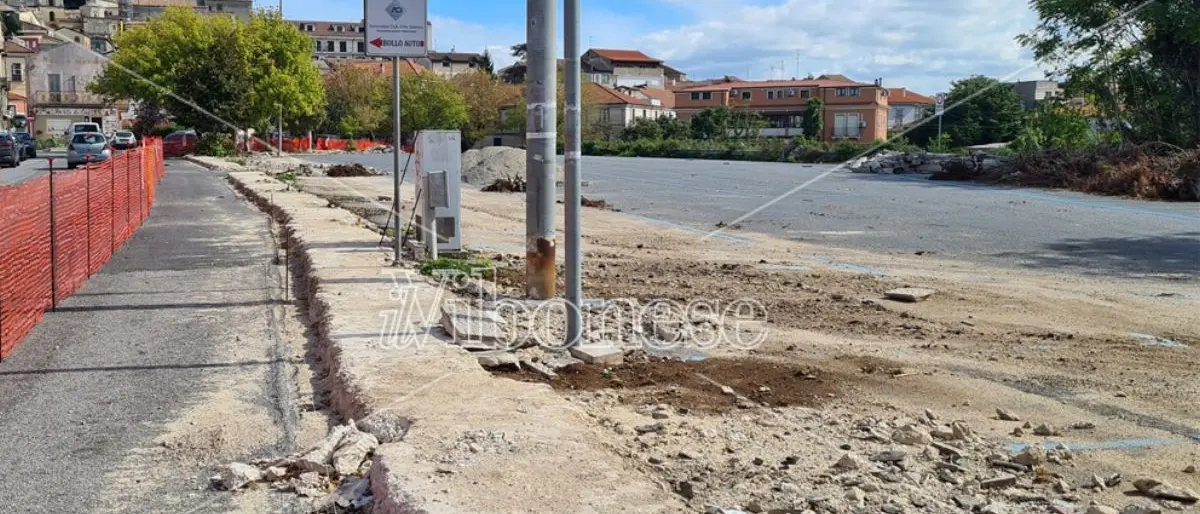 Lavori fermi in Piazza Spogliatore a Vibo, «nuove esigenze» prolungano la consegna dell’opera