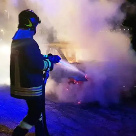 In fiamme l'auto della dirigente comunale Santoro, la Cgil di Vibo: «Caso emblematico, si colpisce una persona per intimidire tutti»