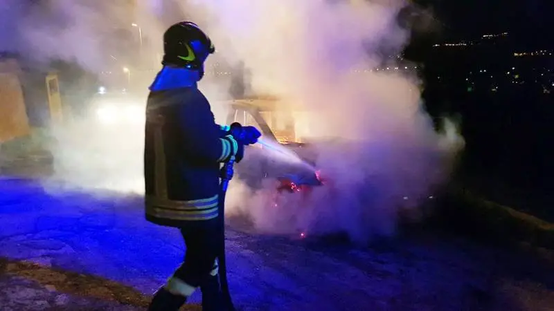 In fiamme l'auto della dirigente comunale Santoro, la Cgil di Vibo: «Caso emblematico, si colpisce una persona per intimidire tutti»