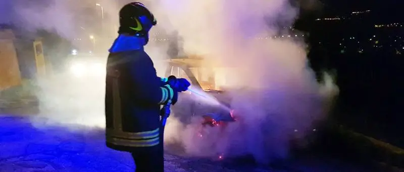 In fiamme l'auto della dirigente comunale Santoro, la Cgil di Vibo: «Caso emblematico, si colpisce una persona per intimidire tutti»