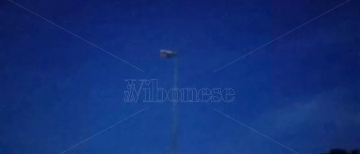 Porto Salvo, quei lampioni prima accesi in pieno giorno e ora spenti anche di notte