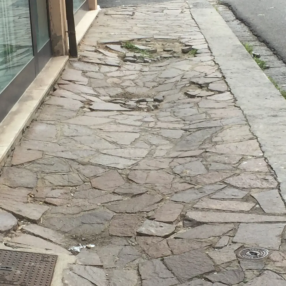 Vibo Marina, marciapiede dissestato in zona centrale: rischio di infortuni