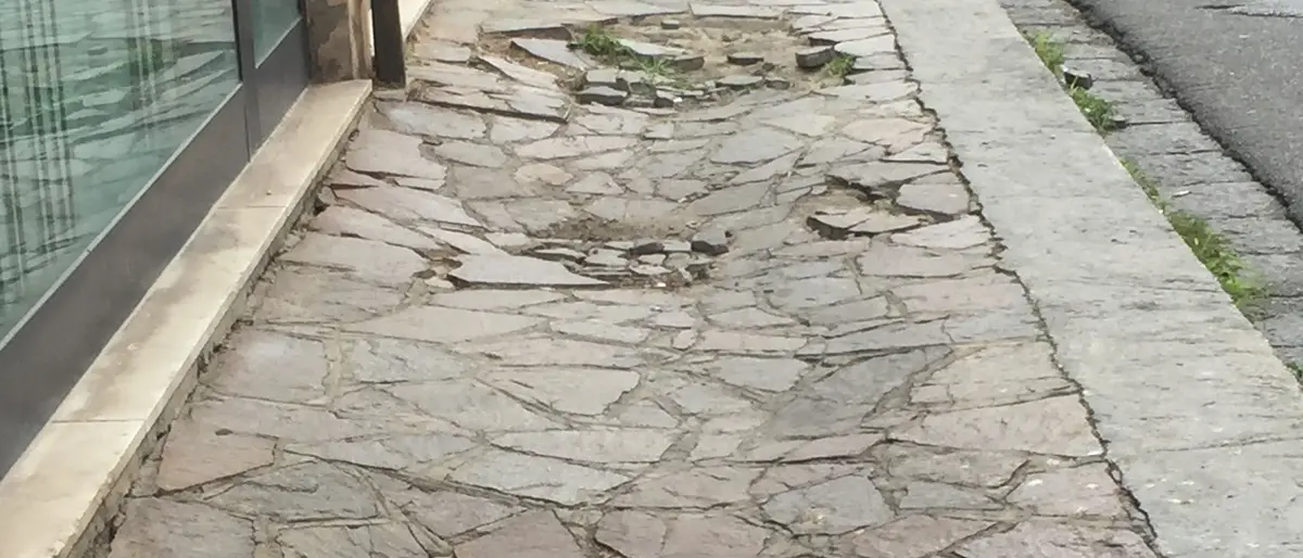 Vibo Marina, marciapiede dissestato in zona centrale: rischio di infortuni