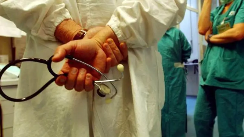 ATT. PEREGO E CATTANEO - OSPEDALE NIGUARDA REPARTO DI CARDIOCHIRURGIA MEDICI PAZIENTI INFERMIERI RIANIMAZIONE SANITA\\' - Fotografo: FOTOGRAMMA DEL PUPPO , FOTOGRAMMA