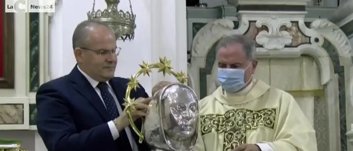 Grande festa a Serra San Bruno per la posa del nuovo stellario del Santo protettore - Video