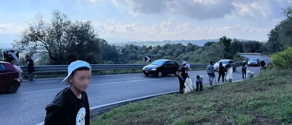 A Ionadi volontari italiani e stranieri si ritrovano insieme per ripulire la Statale 18